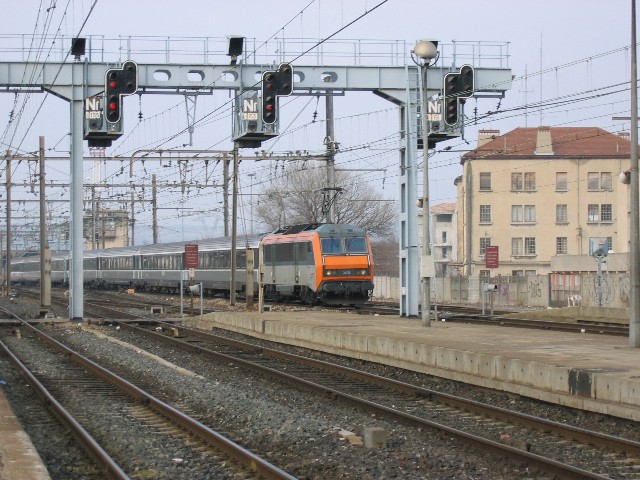 Le Corail temporaire 4681 Toulouse -Chambéry arrive à Avignon_Centre le 07/02/2004 à 10h 22