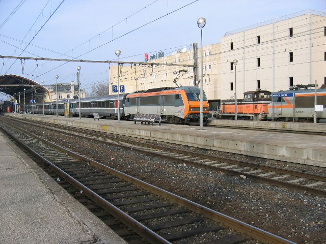 Le Corail temporaire 4681 Toulouse -Chambry quitte Avignon_Centre le 07/02/2004  10h 25