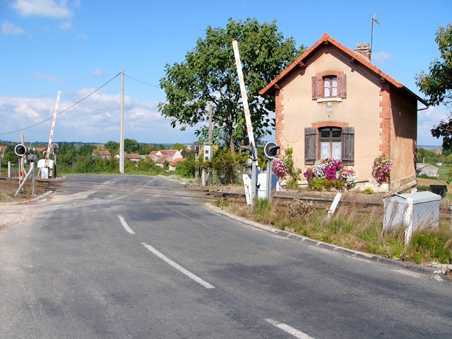Allier - Bellenaves - passage à niveau