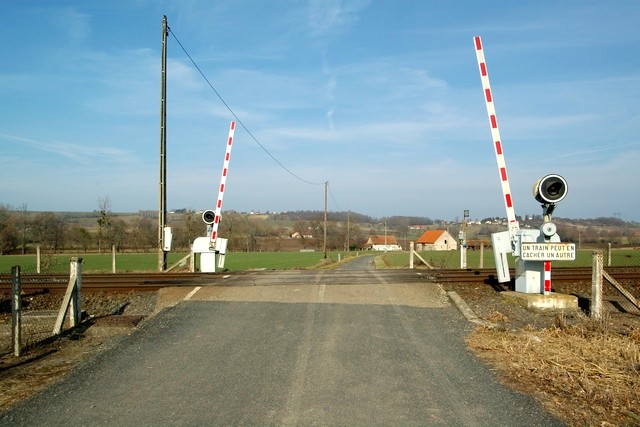 Allier - Magnet - passage à niveau