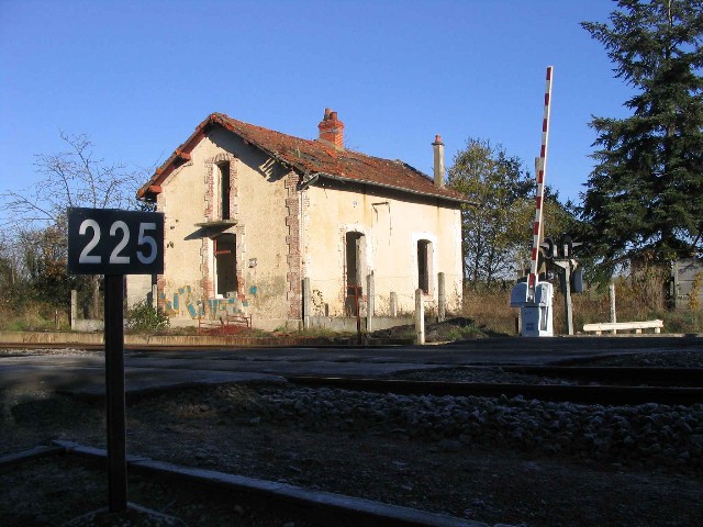 Allier - Néris les Bains - passage à niveau