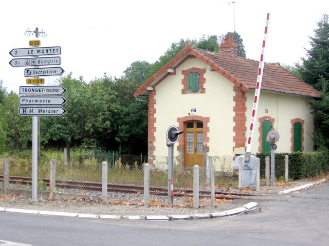 Allier - Tronget - passage à niveau