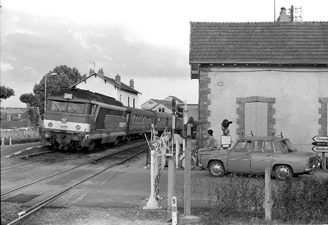 Allier - Vallon en Sully - passage à niveau