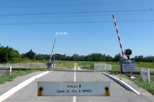 Ardèche - Saint Montan - passage à niveau