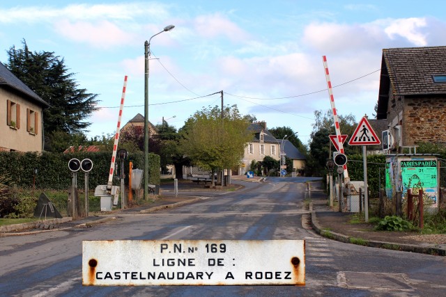 Aveyron - Naucelle - passage à niveau