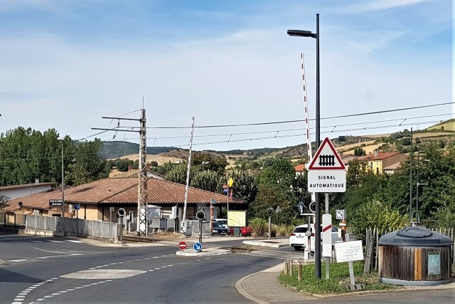 Aveyron - Saint Georges de Luzençon - passage à niveau