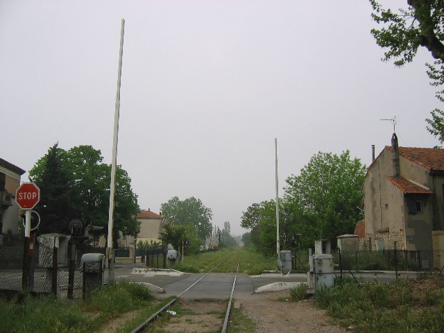 Bouches du Rhône - Arles - passage à niveau