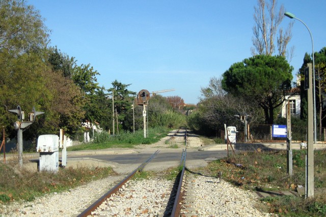 Bouches du Rhône - Arles - passage à niveau