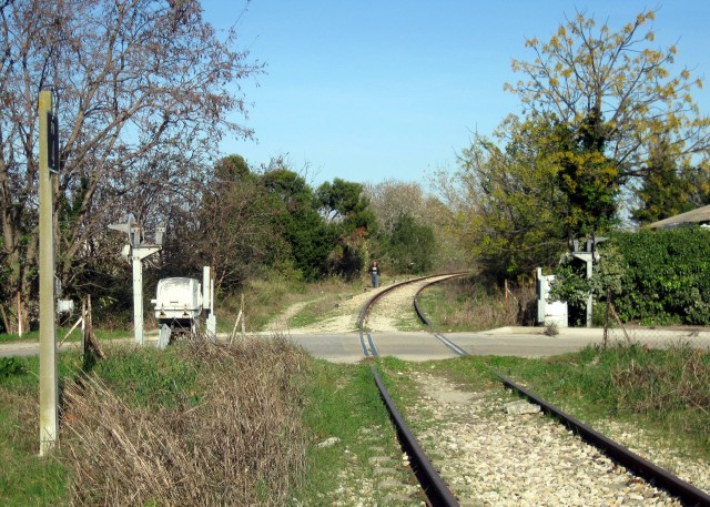 Bouches du Rhône - Arles - passage à niveau