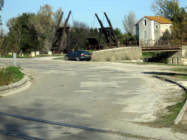 Bouches du Rhône - Arles - passage à niveau