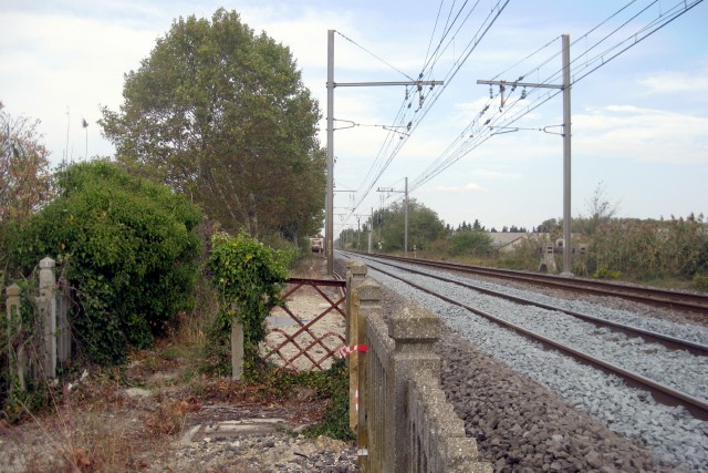 Bouches du Rhône - Barbentane - passage à niveau