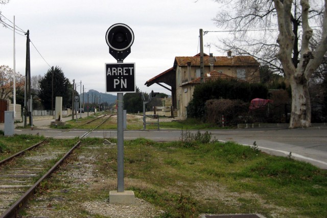 Bouches du Rhône - Fontvieille - passage à niveau