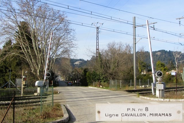 Bouches du Rhône - Lamanon - passage à niveau