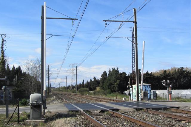 Bouches du Rhône - Orgon - passage à niveau