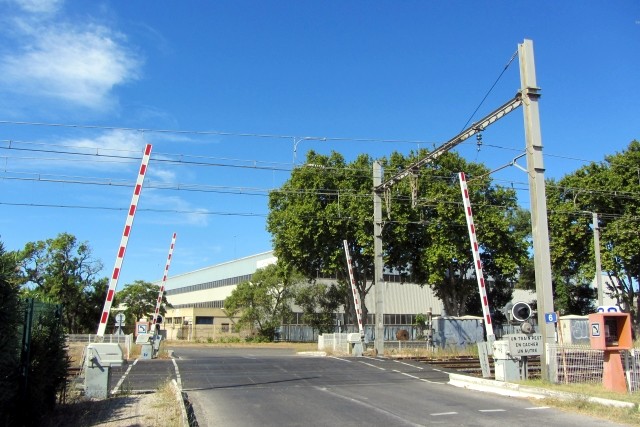 Bouches du Rhône - Sénas - passage à niveau