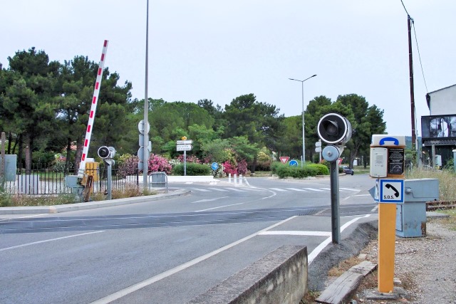 Bouches du Rhône - Velaux - passage à niveau