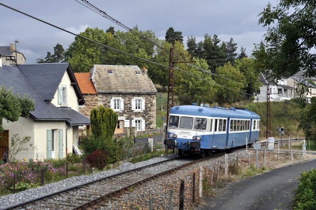 Cantal - Val d'Arcomie (Loubaresse) - passage à niveau