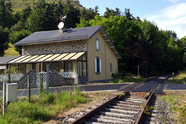 Cantal - Neussargues en Pinatelle  - passage à niveau