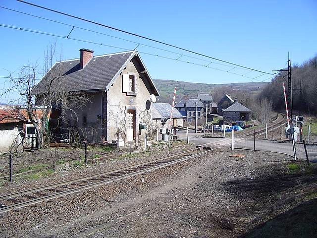 Cantal - Neussargues en Pinatelle  - passage à niveau