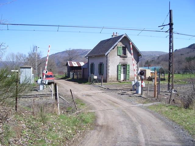 Cantal - Neussargues en Pinatelle  - passage à niveau