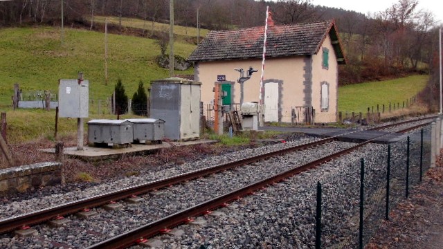 Cantal - Neussargues en Pinatelle  - passage à niveau