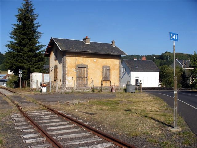 Cantal - Riom ès Montagnes - passage à niveau