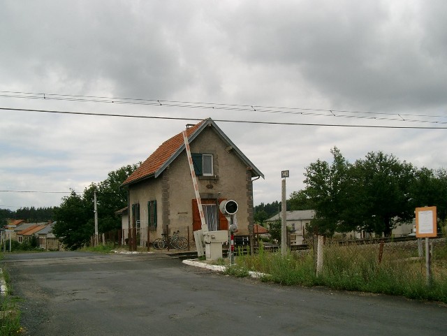 Cantal - Ruynes en Margeride - passage à niveau