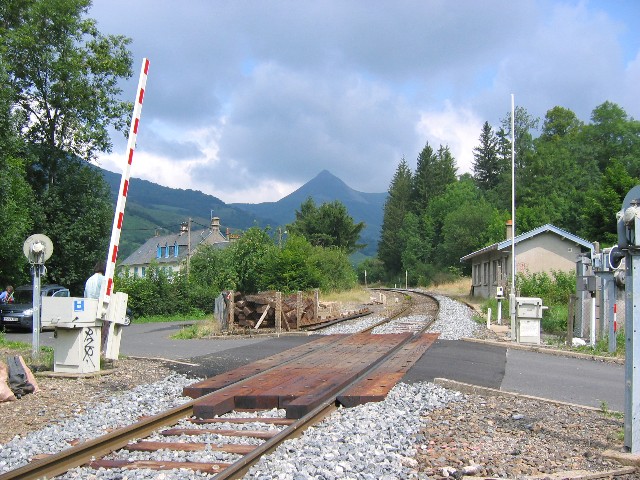 Cantal - Saint Jacques des Blats - passage à niveau