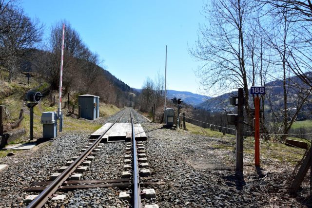 Cantal - Saint Jacques des Blats - passage à niveau