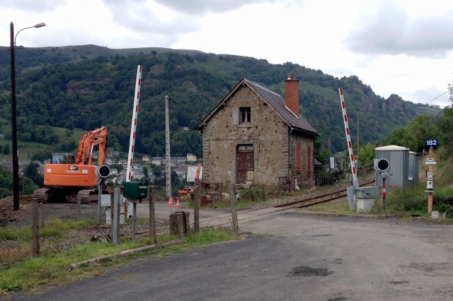 Cantal - Thiézac - passage à niveau