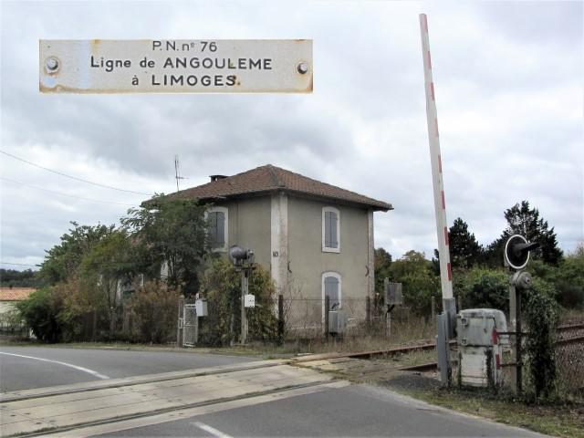 Charente - La Rochefoucauld en Angoumois - passage à niveau