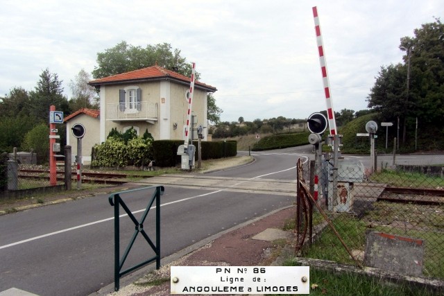 Charente - Touvre - passage à niveau