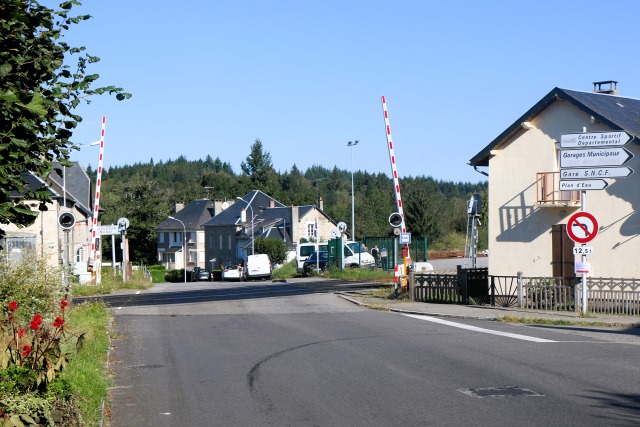 Corrèze - Bugeat - passage à niveau