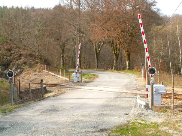 Corrèze - L'Eglise aux Bois - passage à niveau