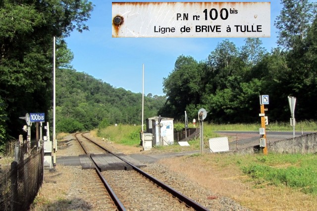 Corrèze - Malemort sur Corrèze - passage à niveau