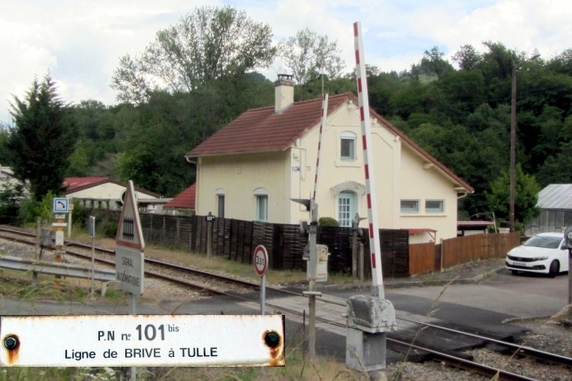 Corrèze - Malemort sur Corrèze - passage à niveau