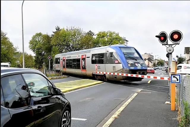 Corrèze - Malemort sur Corrèze - passage à niveau