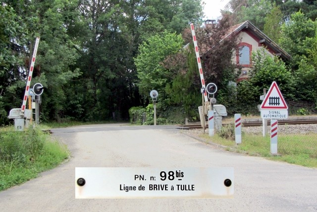 Corrèze - Malemort sur Corrèze - passage à niveau