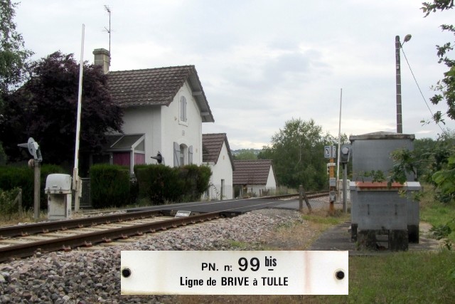 Corrèze - Malemort sur Corrèze - passage à niveau