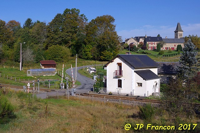 Corrèze - Pérols sur Vézère - passage à niveau