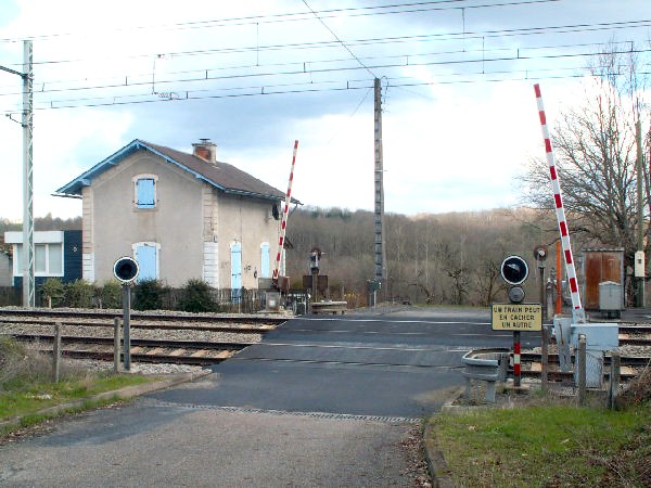 Corrèze - Salon la Tour - passage à niveau