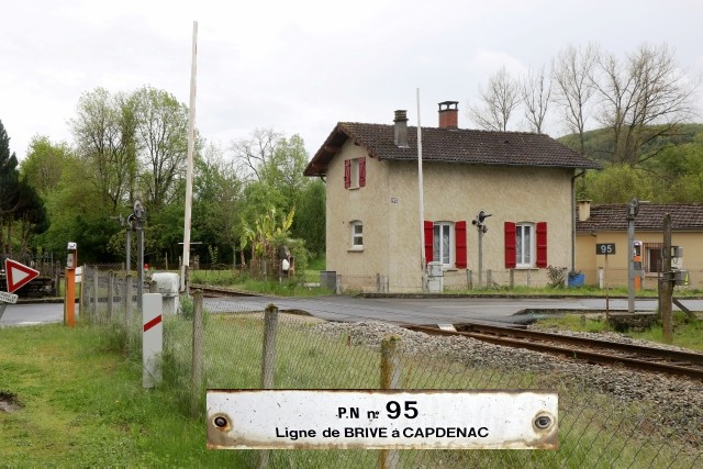 Corrèze - Turenne - passage à niveau