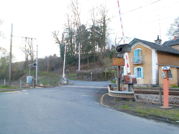 Corrèze - Uzerche - passage à niveau