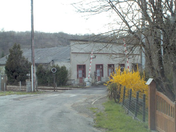 Corrèze - Uzerche - passage à niveau