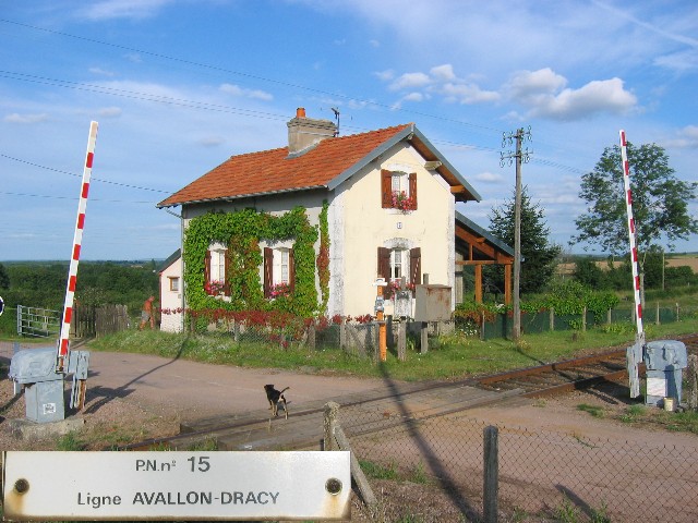 Côte d'Or - Rouvray - passage à niveau