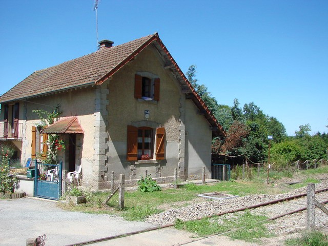 Creuse - Saint Médard la Rochette - passage à niveau