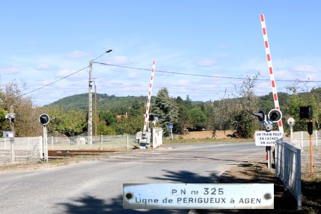 Dordogne - Le Buisson de Cadouin - passage à niveau