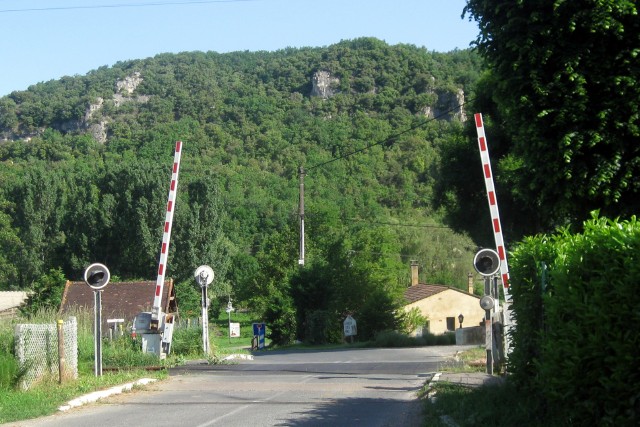 Dordogne - Vézac - passage à niveau