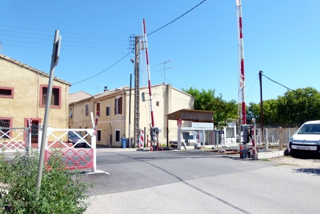 Gard - Aigues Mortes - passage à niveau
