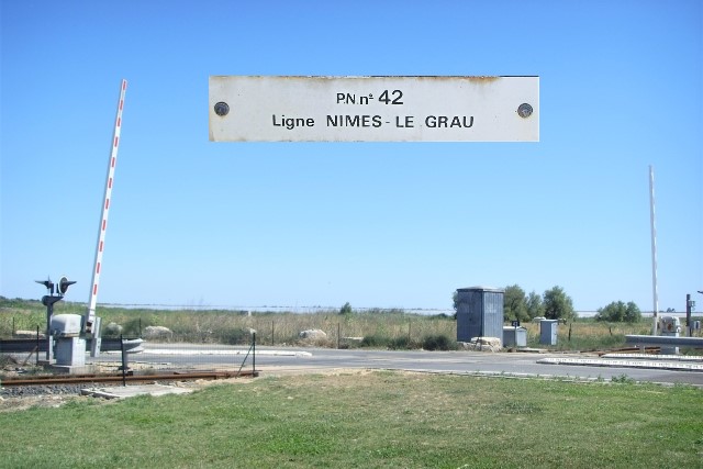 Gard - Aigues Mortes - passage à niveau
